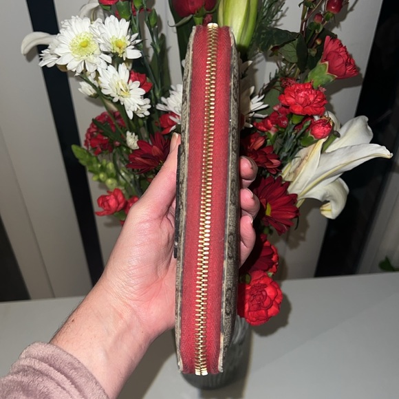 Authentic Gucci Special Edition Collector Item Kingsnake Heart Design GG Wallet - Picture 7 of 15